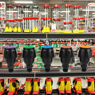Bild zeigt staubdichten Pop-up-Doppeldüsen-Sprinkler für die Bewässerung von Landwirtschaftsgärten