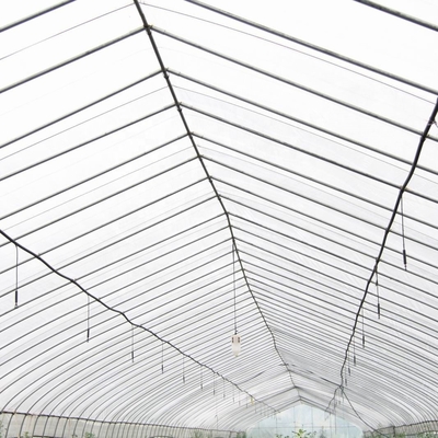 Hängendes Sprinklersystem mit rotierender Düse für landwirtschaftliche Bewässerung im Garten