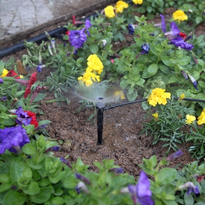 Normaler Stil Bewässerung Rotationssprinkler für den Garten Kunststoff Ein Zweig Tube Biegen