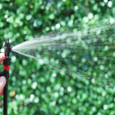 Sprinkler für die Bewässerung von Gärten in aufrechtem Zustand mit 6 mm technischen Kunststofflösungen