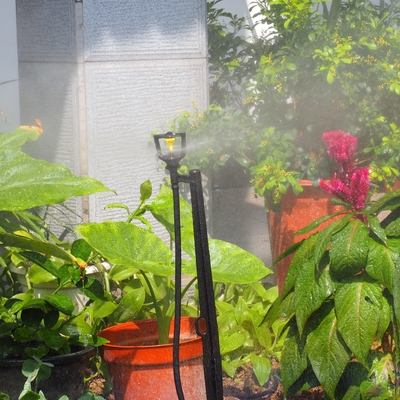 Einfache Installation von Sprinklern mit refraktiver Atomisation für die Bewässerung von Gärten