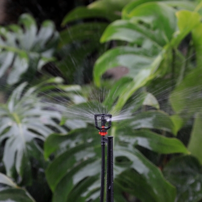 Sprinkler für die Bewässerung von Gärten in aufrechtem Zustand mit 6 mm technischen Kunststofflösungen